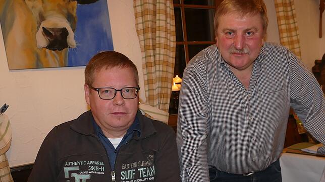 Vorsitzender Manfred Bäurer (rechts) ehrt Matthias Mayer für 20 Jahre Chorleitung des Gesangvereins Fürstenberg.