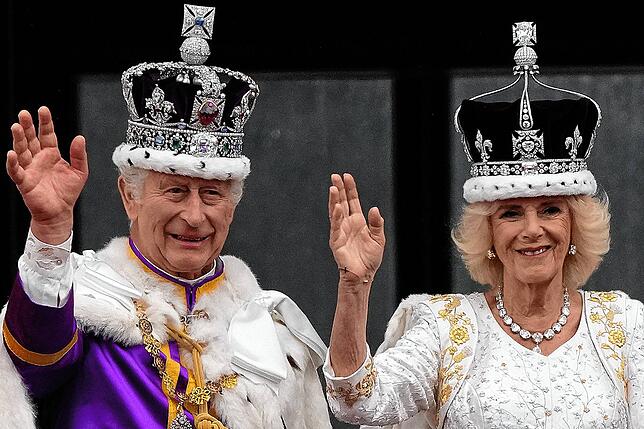 Grinsten um die Wette: Großbritanniens König Charles III. und Königin Camilla winken der Menge vom Balkon des Buckingham Palace nach der ...