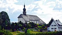 Eines der Wahrzeichen Häusern ist die katholische Kirche St. Fridolin. Seit 1976 hat sie diese Optik. Bild: Stefan Pichler