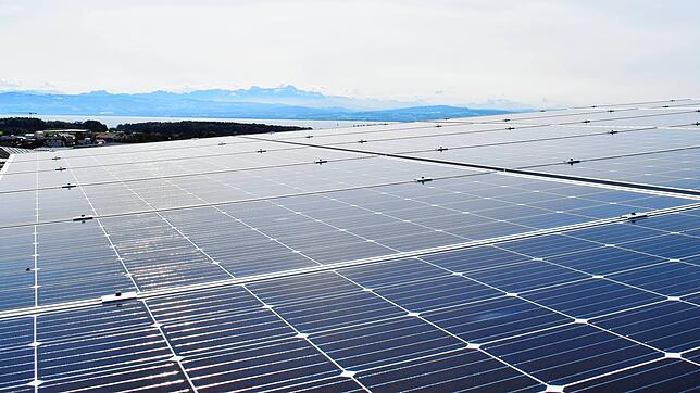 PV-Dächer wie hier auf dem Wasser-Hochbehälter in Raderach erzeugen dezentral viel Strom.