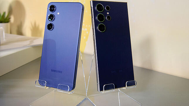 Unterschied klar erkennbar: Während das Galaxy S24-Basismodell (links) auf ein rundes Design setzt, kommt das Ultra-Modell mit einem ...