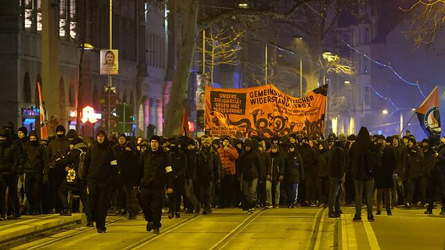 Mehrere hundert Menschen protestierten im Januar 2020 gegen das Verbot der Plattform “Linksunten.Indymedia„. Vermummte ...