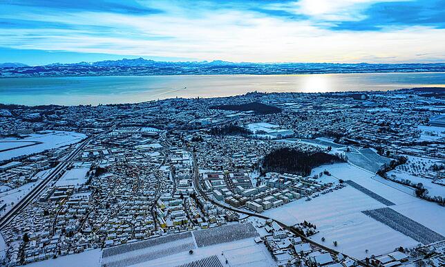 So schön ist der Blick von oben auf die verschneite Landschaft rund um Friedrichshafen.