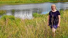 Andrea Jahn (35) vor dem Hierholzer Weiher. Sie schätzt die Nähe zur Natur, die Dachsberg bietet.