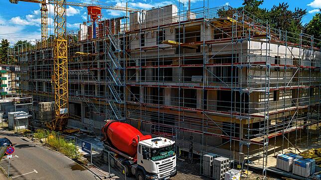 In der Kernstadt wird rege gebaut. Bei dem Projekt &bdquo;Wohnen am Park&ldquo; (Archivbild vom Juli 2022) entstehen bis Ende 2023 ...