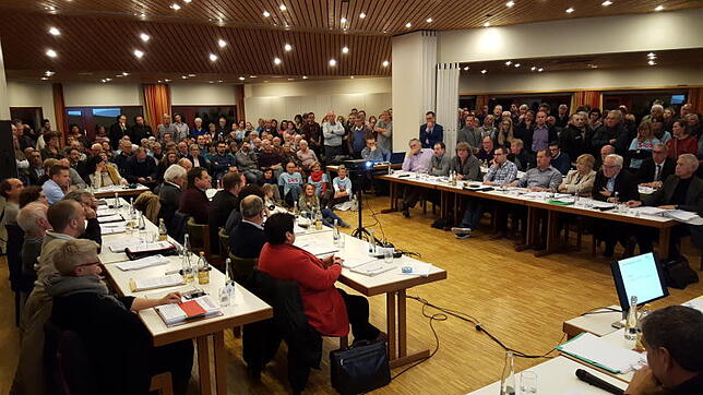 Großes Interesse: Mehr als 300 Bürger waren gestern Abend in den evangelischen Gemeindesaal nach Tiengen gekommen, um die emotionale ...