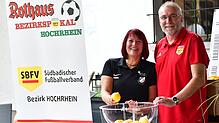 Glücksfee: Rita Niessen vom FC Kandern hat im Juli mit Spielleiter Hanspeter Stein die ersten beiden Runden im Rothaus-Bezirkspokal ...