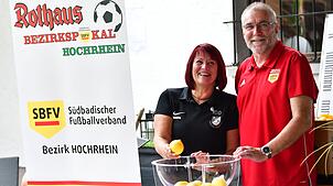 Glücksfee: Rita Niessen vom FC Kandern hat im Juli mit Spielleiter Hanspeter Stein die ersten beiden Runden im Rothaus-Bezirkspokal ...