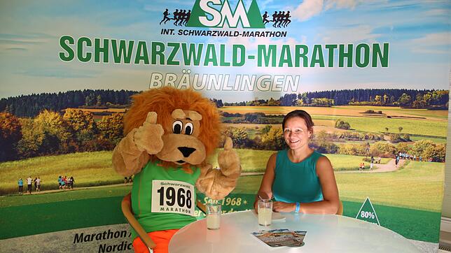 Marathon-Maskottchen Lenny und SÜDKURIER-Lokalchefin Stephanie Jakober unterhalten sich über sportliche Herausforderungen, die Arbeit ...