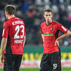 Dominique Heintz und Janik Haberer (r) von Freiburg stehen nach der 1:3-Niederlage enttäuscht auf dem Rasen.