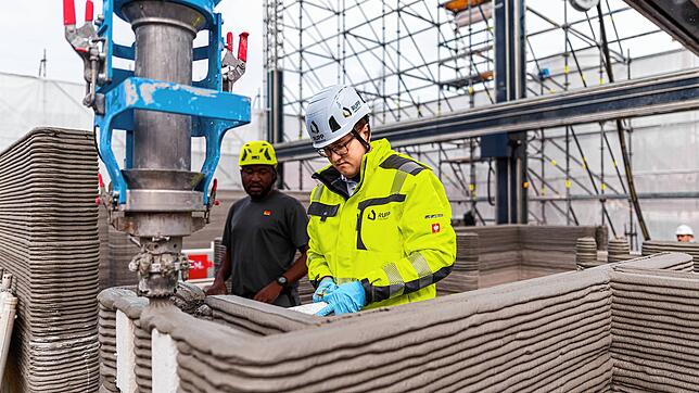 Der Betondrucker bei der Arbeit: Schicht für Schicht wachsen die Wände in der Höhe. So wie hier auf einer Baustelle der Firma Rupp ...