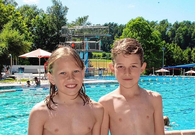 Der zehnjährige Jakob Grathwohl (links) und der achtjährige Theo Schreiber fanden die Wackelbrücken im Schwimmerbecken toll. Das ...
