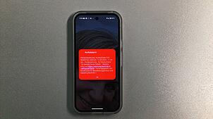 Textblock in weißer Schrift auf rotem Grund, dazu ein durchdringender Alarmton. Auf Smartphones ist die 11-Uhr-Meldung zum Warntag markant.