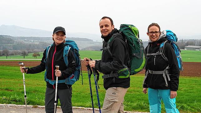 Wandern geht auch während er Pandemie. Die Schuhe geschnürt haben Kerstin Bock (von links), Oliver Bock (Sportwart Schwarzwaldverein ...