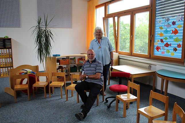 Heide Budde und Hubert Lehle treffen sich 51 Jahre später im selben Klassenzimmer. Dort ist eine Kitagruppe provisorisch untergebracht. ...