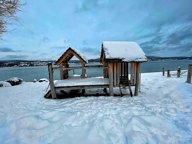 Die Fußspuren lassen es erkennen: Die Hütte auf dem Spielplatz in Bodman hat bei Schnee einen besonderen Reiz.