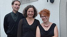 Die Aktuere (von rechts) Katja Verdi (Blockflöte), Tina Speckhofer (Cembalo) und Jörg Büsche (Textvortrag).