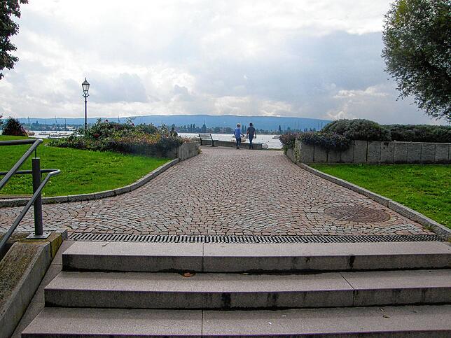 Diesen Weg sieht der Planer des Siegerentwurfs als zentrale Achse bei der Neugestaltung der Allensbacher Lände: Hier soll ein Steg ...