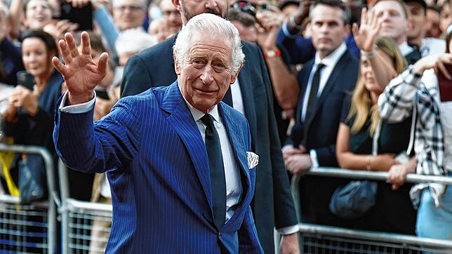 König Charles III. begrüßt die Öffentlichkeit vor dem Clarence House, nachdem er vom Geheimen Rat offiziell zum Monarchen ausgerufen wurde.