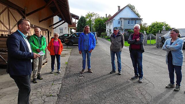 Oberteuringens Bürgermeisterkandidat und Amtsinhaber Ralf Meßmer (links) informiert in Bibruck über bevorstehende Vorhaben der Gemeinde. ...