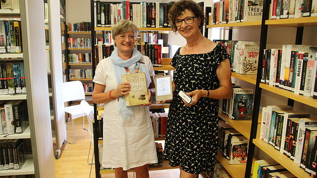 Christine Senser (links) und Karin Wolfer von den städtischen Bibliotheken in Waldshut-Tiengen zeigen in der Bibliothek im Waldshuter ...
