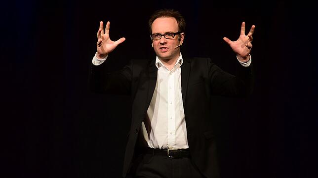 Mit großen Gesten unterstreicht Kabarettist René Sydow seine spitzen und pointenreichen Ausführungen zum politischen Geschenen. Bild: ...