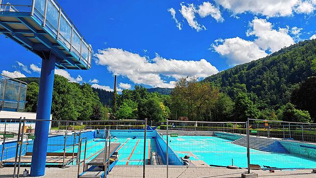 Johannistag, 24. Juni: Das Wetter würde zum Baden einladen, aber in den Becken gibt es noch kein Wasser.