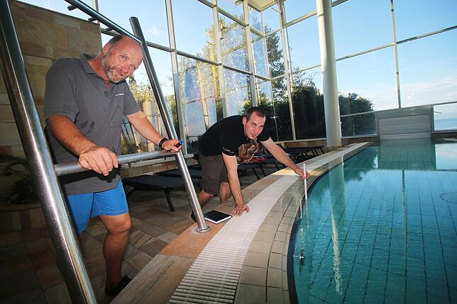 Mesen die Wassertiefe, um die Bühne perfekt stellen zu können: Veranstaltungstechniker Stefan Burgenmeister (rechts) und der ...