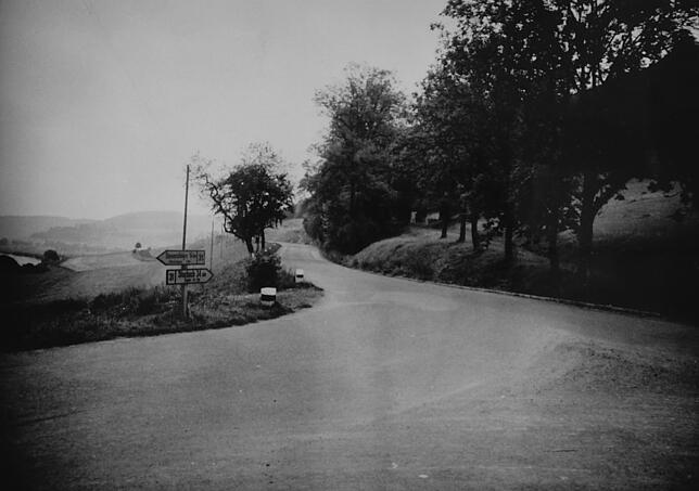 So sah die Kreuzung beziehungsweise Bundesstraße 31 bei Geisingen vor 65 Jahren aus. Rechts hinter den Bäumen die Sommergaststätte ...
