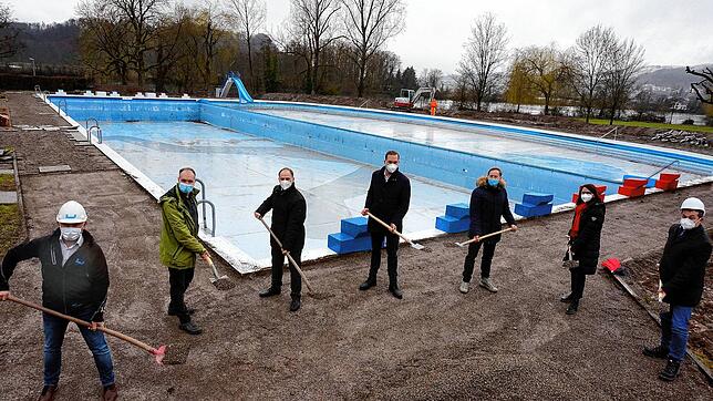 Im Waldshuter Freibad sind die Sanierungsarbeiten angelaufen. Beim Spatenstich waren (von links) Hans-Jörg Meier (Geschäftsführer ...