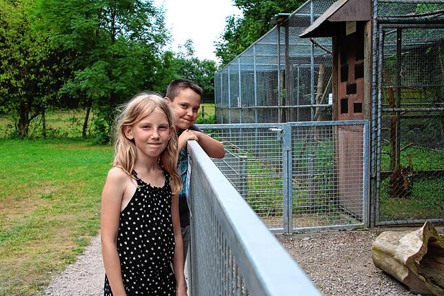 Jonas und Luise Münch vor dem Kaninchengehege. Sie sind regelmäßig im Wildgehege, erfuhren aber dennoch einiges Neues.