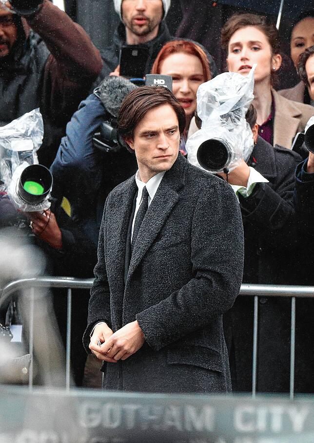 Robert Pattinson (M), Schauspieler aus Großbritannien, steht bei den Dreharbeiten zum Film &ldquo;The Batman&bdquo; vor der St. ...