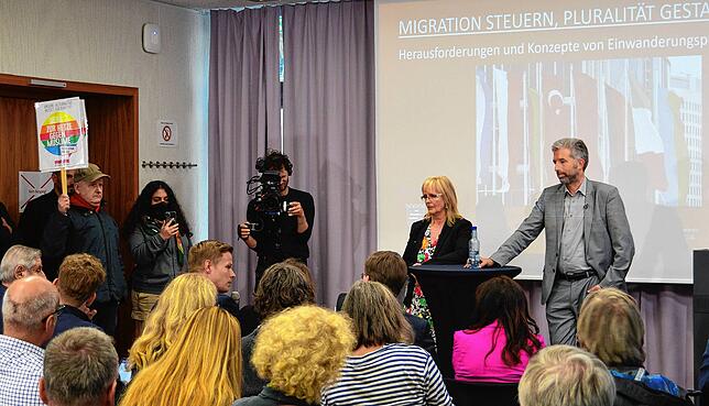Boris Palmer (hinten r), Oberbürgermeister von Tübingen, nimmt an einer Migrationskonferenz im Frankfurter Forschungszentrum Globaler ...