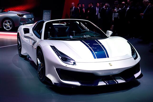 Das Modell Ferrari 488 Pista hat insgesamt 767 Pferdestärken. Er beschleunigt in 7,6 Sekunden von null auf 200. Er ist für rund ...
