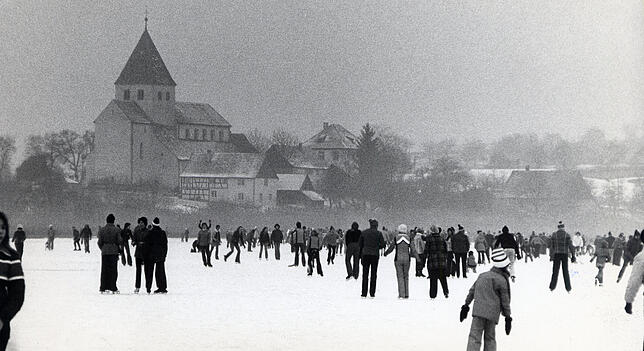 Die Eisfläche vor der Kirche Sankt Georg auf der Insel Reichenau.