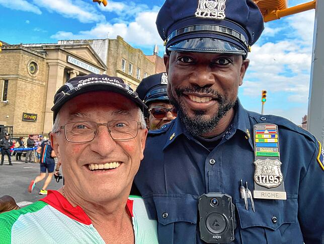 Selfie mit der New Yorker Polizei: &bdquo;Alle Helfer waren so unglaublich nett, jeder hat die Läufer angefeuert&ldquo;, schwärmt Peter ...