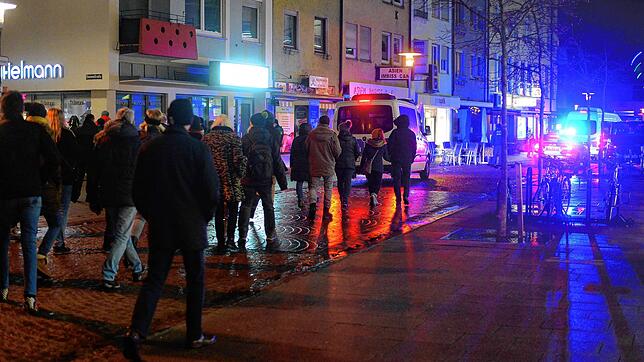 Mit unerwarteter Beschallung von Anwohnerseite ging es durch die Karlstraße.