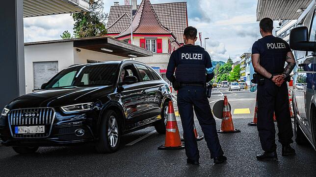 Emmishofer Tor: Bundespolizisten lassen einen Autofahrer passieren.