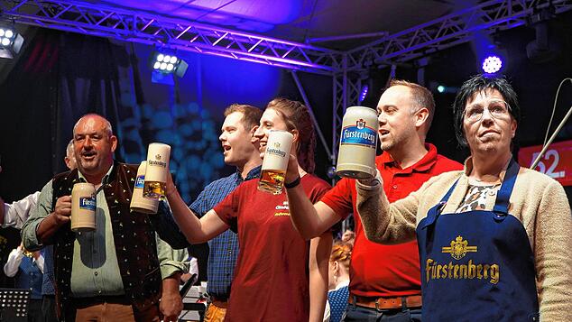 Hoch die Krüge: Mit nur drei Schlägen hat die Ortsvorsteherin den Fassanstich beim vergangenen Wiechser Oktoberfest geschafft (von ...