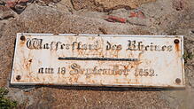 Das Schild an einer Mauer am Rheinuferweg zeigt die Hochwassermarke im Jahr 1852. Bild: Hans-Walter Mark