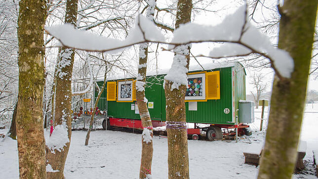 So ein Bauwagen gehört zu einem Waldkindergarten. Im Bauwagen können die Erzieherinnen Materialien lagern, die zum Spielen in der ...