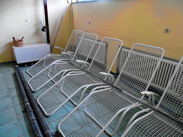 Die Liegen im Ruheraum sind leer. Das Hallenbad bleibt vorerst geschlossen.