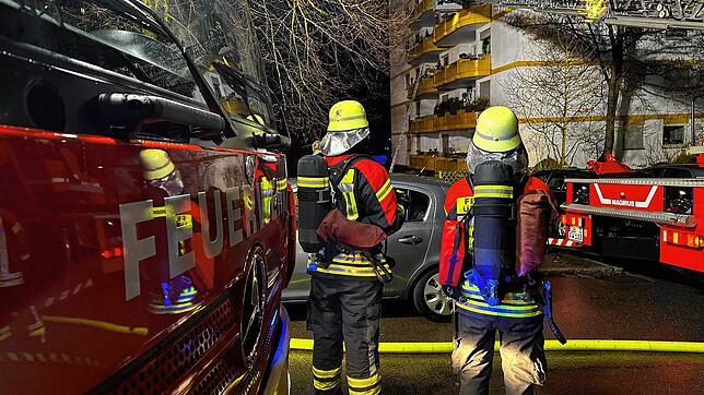 Beim Brand im Tulpenweg in Überlingen mussten die Einsatzkräfte zahlreiche Bewohner aus dem betroffenen Hochhaus evakuieren.