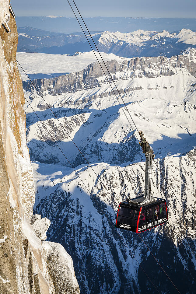 Vom französischen Chamonix geht es mit der Téléphérique de l'Aiguille du Midi steil hinauf ins Mont-Blanc-Massiv.