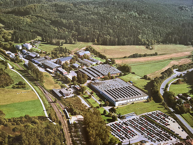 Eine moderne Produktionslinie bei Tenneco (Bild rechts).Das Ventilwerk Blumberg aus der Vogelperspektive. Bilder: Tenneco