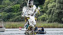 Mitarbeiter des Technischen Hilfswerks bergen am 9. August 2017 in der Nähe von Konstanz-Litzelstetten mit einem Kran die Trümmer eines ...
