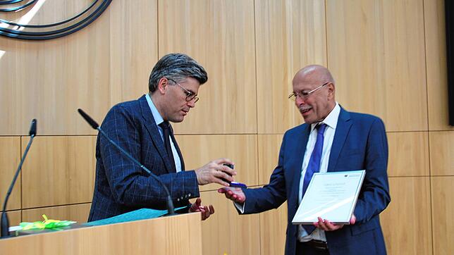 Landrat Martin Kistler überreicht Jörg Gantzer die Medaille des Landkreises Waldshut in Silber.