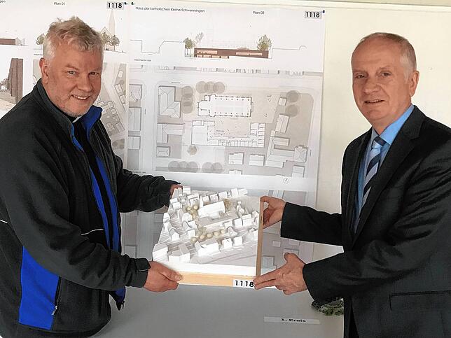 Freuen sich über den gelungenen Entwurf für den Neubau des Gemeindehauses: Pfarrer Michael Schuhmacher (links) und Kirchenvorstand ...