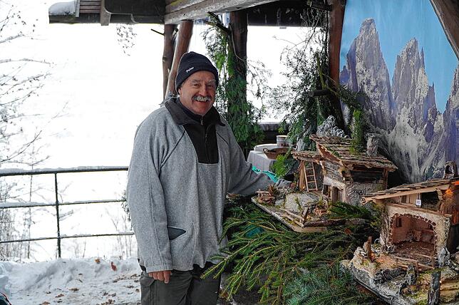 Peter Meßmer aus Watterdingen stellte in der Postweghütte aus. Zu sehen gab es Krippen, Weihnachtsbäume und Sterne &ndash; alles ...