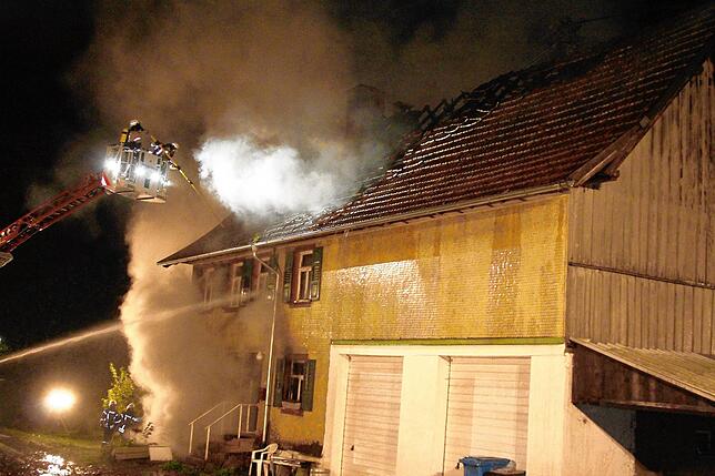 Bild 3: Bauernhaus in Niedereschach-Fischbach brennt nieder &ndash; Bewohner unverletzt